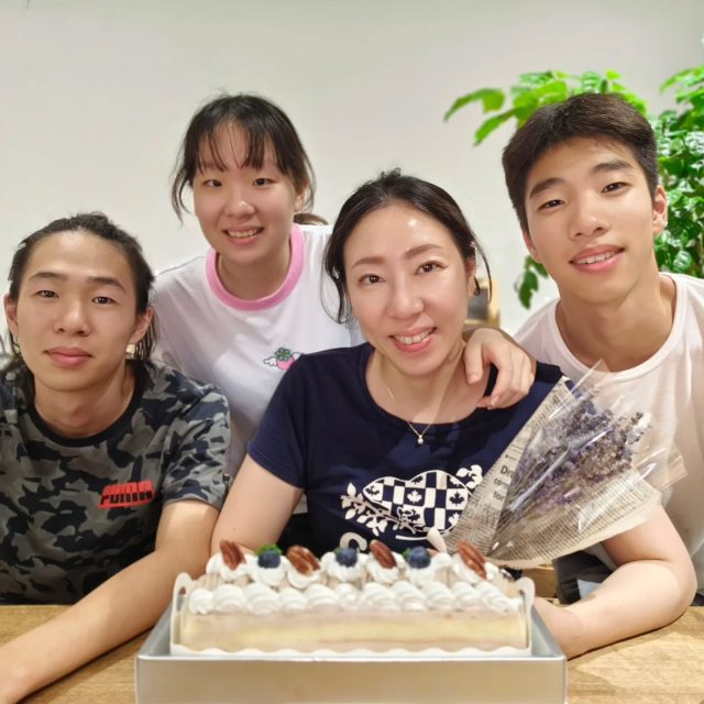 晚餐結束後， 當然少不了生日蛋糕的環節🎂

正準備切蛋糕的時候， 爸爸突然說：「我來放一首歌給媽媽聽。」
我立刻笑著接話： 「你該不會要放《快樂鳥日子》吧？」 我甚至還直接唱了幾句。
爸爸一臉嫌棄地說： 「才不是勒~」
音樂一響起， 才發現原來是伍思凱的《生日快樂》。

吃蛋糕的時候， 一邊和孩子們聊起我們年輕時常聽的歌，有些旋律一響起， 那些以為早就忘記的回憶， 竟然又慢慢浮現了出來。
爸爸還提議把燈關掉， 安安靜靜地聽著歌詞， 感受歌曲裡想說的故事和當時的心情。

接下來， 他故意播放一首又一首我年輕時候喜歡聽的歌， 每播一首， 就回想起年輕時不同階段的記憶。聽著以前常聽的歌， 再看看眼前這幾個孩子，才驚覺孩子都已經這麼大了，時間真的過得很快啊啊啊啊啊！

後來我問大家：「現在這個下著雨的晚上， 你們直覺會想到那一首歌送給我或是代表你現在的心情？」結果幾個臭小孩根本不好好回答， 亂講一通🥴。

爸爸默默放起了陳潔儀的《喜歡你》。然後看著我說：「這就是我現在的心情♥️。」

以前過生日， 總覺得要吃大餐、收禮物才有儀式感，今天雖然沒有做什麼特別的事情， 就是一起吃蛋糕、一起聽歌、一起聊天，心裡卻很滿足。

祝我自己48歲生日快樂🎂