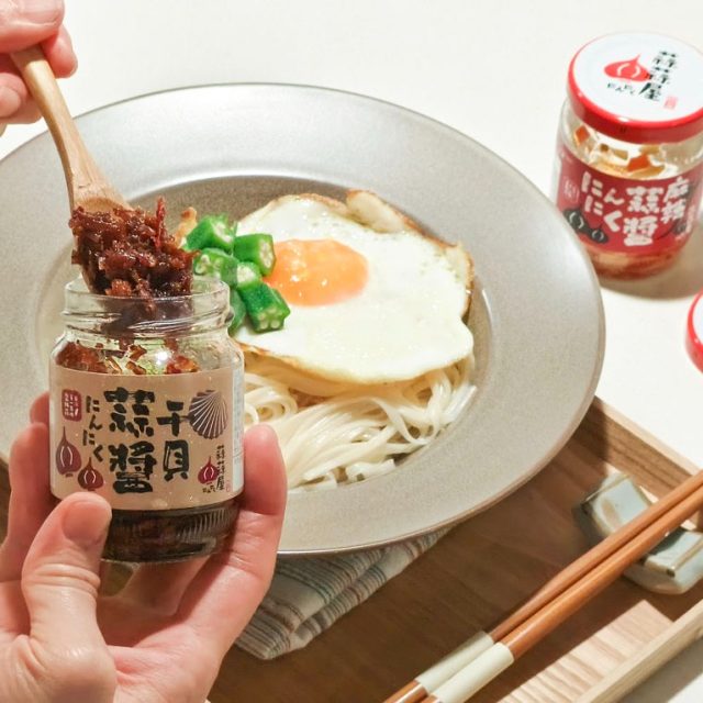 皮克敏精華空間已經快滿，
我的購物清單好像也快撐破了😆

連續下了好幾天的大雨，
原本每天習慣出去走走散步種花，
最近只能待在家裡。
以前碰到這種天氣，
心情很容易跟著悶起來，
總覺得哪裡都不能去，
什麼事都做不了，
現在反而學會慢慢調整生活步調，
不能出門的日子，
就把注意力放回家裡。

最近把流理台重新整理了一下，
換上récolte 麗克特自動給皂機後，
搭配 Peacefy 洗碗泡泡，
洗手、洗碗都變得順手許多。
整整齊齊擺著，
每次經過看到乾淨明亮的流理台，
心情也跟著舒服起來。

這幾天最忙的，
大概就是家裡那台récolte 無線循環電風扇，
客廳吹完搬到廚房，
廚房吹完又被孩子搬進房間，
聲音安靜、移動方便，
最近無線循環電風扇幾乎是我走到哪裡它就跟到哪裡😆。

梅雨季最麻煩的還是濕氣。
老大和 Max 的房間東西比較多，
白天我會把「小乾淨 6L 極靜除濕機」放進去運轉，
看到集水盒裡的水，
才發現原來房間比想像中還要潮濕，
Emily 的房間也輪流使用，
她說最近被子和衣服摸起來舒服很多。

下雨天待在家裡，晚餐自然也想簡單一點。
「藻作坊」的乾燥海藻用冷開水浸泡開來之後，
加一點「蒜蒜屋」的拌醬，清爽又開胃，
不用五分鐘就能上桌。
涼麵也是夏天餐食的最佳選擇，
加小黃瓜、紅蘿蔔絲再淋上藻作坊的焙煎胡麻醬，
真的很適合這種悶熱又潮濕的天氣。

以前總覺得生活要很精彩才值得分享，
但換個角度想，
把家裡整理舒服一點，
把空氣變得乾爽一點，
煮一頓簡單的飯，
其實就是很好的日子。
至於我的皮克敏呢⋯⋯
今天放晴了～
終於可以陪我一起出門散步啦！

當月好物團購連結⬇️
https://linkgoods.com/bemma

更多我平常生活裡愛用的小東西，
還有不定期的團購資訊，
或是想許願的商品，
我都會在『斑愛家+ 』LINE裡面分享給大家，
有興趣的朋友歡迎進來逛逛☺️
https://line.me/ti/p/~@bemma