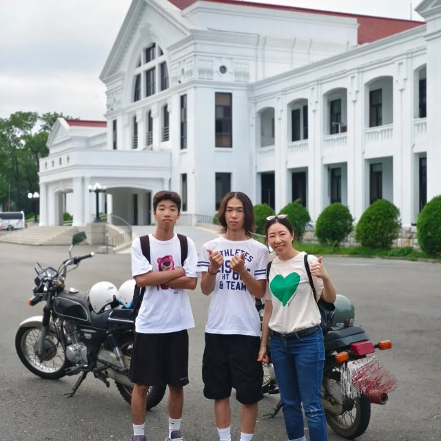 老大18歲開始打工考到摩托車駕照之後，送了一輛摩托車給自己。他很愛老車，短短一年多就陸續買了四輛，那些老車的故事很冗長，改天再慢慢說。

從第一輛開始，他就一直很想載家人出去兜風，只是我們對他騎車的技術，多少還是有點保留😂。後來買了第二輛車，他開始三不五時邀爸爸一起騎車，這一年裡不知道邀約了多少次，我們總是笑著說：「下次啦！」

直到今天，也不知道哪來的衝動，我和爸爸竟然都點頭答應了。老實說，一出門我就有點後悔，雖然是下午，但天氣熱到爆，安全帽一戴上，頭皮立刻濕一片，再加上第一次坐打檔車，也有點不太習慣，不過 ~ 既然都出發了，就乾脆放輕鬆，好好享受這趟小旅行。

老大載著 Max，爸爸載我騎另一台，我們一路往草屯前進去爸爸小時候長大的地方，看看他以前讀的小學，吃他一直念念不忘的小吃，再到中興新村走走、聊聊天。

一路上最忙的就是老大，只要停紅燈就問：「你們不覺得我騎得很好嗎？」過沒多久又問弟弟：「我騎得很好吧？」
真的很想被誇獎耶😁
看著他那副得意的樣子，忽然覺得有點好笑又有點感動，以前都是我們帶著孩子們到處跑，現在開始換孩子帶我們去玩了。

Emily 因為準備明年的學測，雖然已經放暑假，但她每天還是固定八點去圖書館、下午五點回家，所以這次沒有一起。
回到家之後老大一進門，第一句話就問妹妹：「下次我們一起去騎車，好不好？」
接著又笑著問我：「今天是不是很好玩？騎車就是要騎遠一點，騎太短根本沒感覺。」

這是我們第一次一起騎車出遊，原本以為只是陪孩子完成一個小心願，結果好像是我們收穫滿滿。原來孩子長大了，已經開始會用他喜歡的方式陪伴我們，也想把他的快樂一點一點的帶進我們的生活裡，我想下一次，一定要全家一起出發♥️。

Rita的團購情報連結
https://linkgoods.com/bemma
Rita的居家愛用選品商店 https://www.bemmatc.com

#斑愛馬媽
