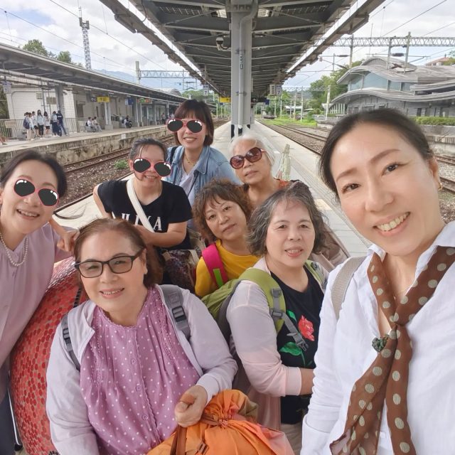 9月初，我陪媽媽和阿姨們到花蓮瑞穗玩了三天兩夜，這趟旅程還有女兒們一起陪同，是一趟很難得、也很溫馨的母女旅行🥰

因為只有三天兩夜，行李不算多，加上搭火車沿途還要移動，我就把衣物先裝進分隔收納袋，再放進 Shupatto 燈籠型秒收環保包，直接提著就出發了！
沒想到~媽媽、阿姨和表妹們看到都非常喜歡。😂

這個燈籠秒收包本身很輕，容量卻很剛好，裝三天兩夜的簡單行李沒有問題；袋口大，收納拿取很方便。旅行時隨身多帶一個也不會有負擔，臨時想買零食或伴手禮，打開就能裝，真的很實用。
而且它不只是方便，外型和花色也很好看，提著完全不會像一般環保袋。

其中一位阿姨還一直搶著幫我提行李，我趕快說：「不用啦！很重很重，我自己來就好。」

沒想到她還是很堅持，因為袋子真的太漂亮，而且跟她的衣服好搭配☺️！

這次帶去花蓮實際使用後，更覺得它很適合旅行、逛街、買菜或臨時採買。好看、輕巧，又能裝，平常摺起來小小一個，放進包包不占空間，需要時一拉開就能裝，收起來也非常快速，難怪這趟旅行大家一看到就喜歡❤️！

喜歡的朋友，可以趁這次團購一起挑選自己喜歡的花色喔！

👉 團購介紹與優惠連結：
https://www.uniarts.com/events/bemma?rcode=BEMMA
👉 其他好物連結
https://linkgoods.com/bemma