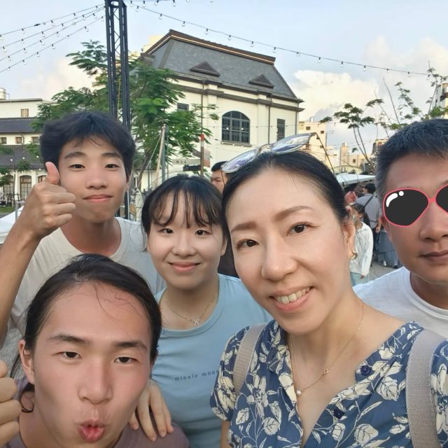 今年暑假一直都在下雨，
我們全家竟然都沒有一起出門玩。

Emily自己和同學安排了北上兩天一夜；
老大也趁開學前，和同學騎車環半島旅行四天三夜；只有Max，整個暑假幾乎都沒有出門。

Max從小就超級喜歡車子，8月底「GR嘉年華」一開放售票，孩子的爸立刻訂了票，他盼了好久終於等到啦！

於是我們一家兵分兩路：男生組去看車展，女生組則走文藝路線，一切聽從Emily安排。

我們去了美術館、咖啡廳，
還有她想去的每一個打卡點，
結束後再和男生組會合，一起吃晚餐。

海安路、神農街、國華街……
台南真的太好逛了！

只是實在太熱啦！
一路喝冰咖啡、吃剉冰，還吃了杏仁奶酪，感覺肚子裡裝的全都是冰冰涼涼的東西😂

原本以為只是輕鬆逛逛，
結果竟然走了整整一萬五千步！

久違的全家出遊，雖然各自去了不同的地方，不過還是有一起吃飯再分享看到的事情。

開心是真的，累也是真的。
晚上非常好睡🤣延續到今天還是很累🤪

👉 Rita's好物連結：
https://linkgoods.com/bemma